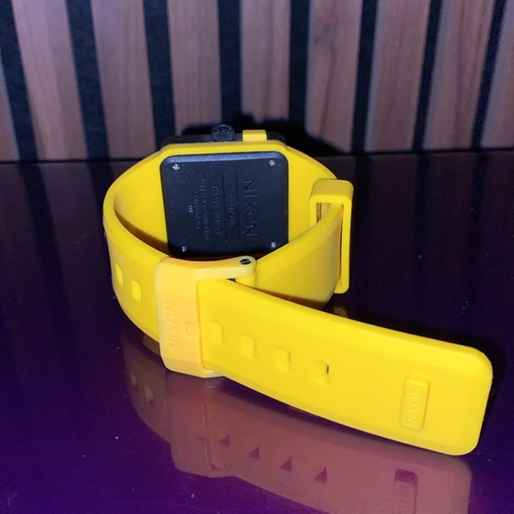 Nixon "The Newton" (Yellow) 30M w/ Backlight - Picture 2 of 2